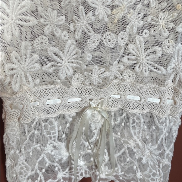 Sheer lace top - Picture 2 of 6